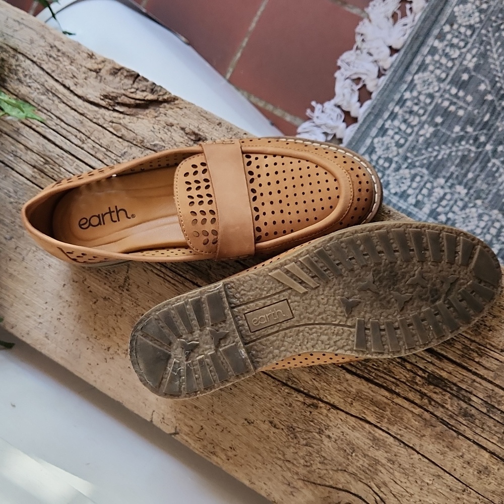 ☆NEW☆ Earth Women's Perforated Brown Loafers - Picture 4 of 4